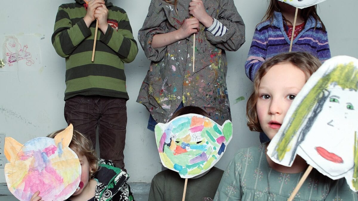 DIY-Idee: Kinder basteln Masken aus Papptellern // HIMBEER