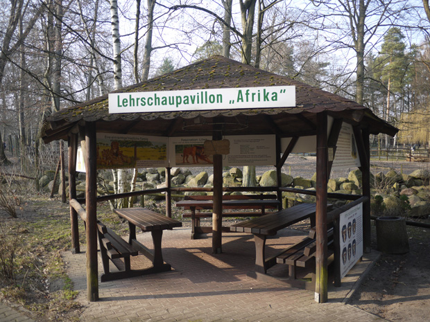 Lehrpavillon Im Zoo // Himbeer