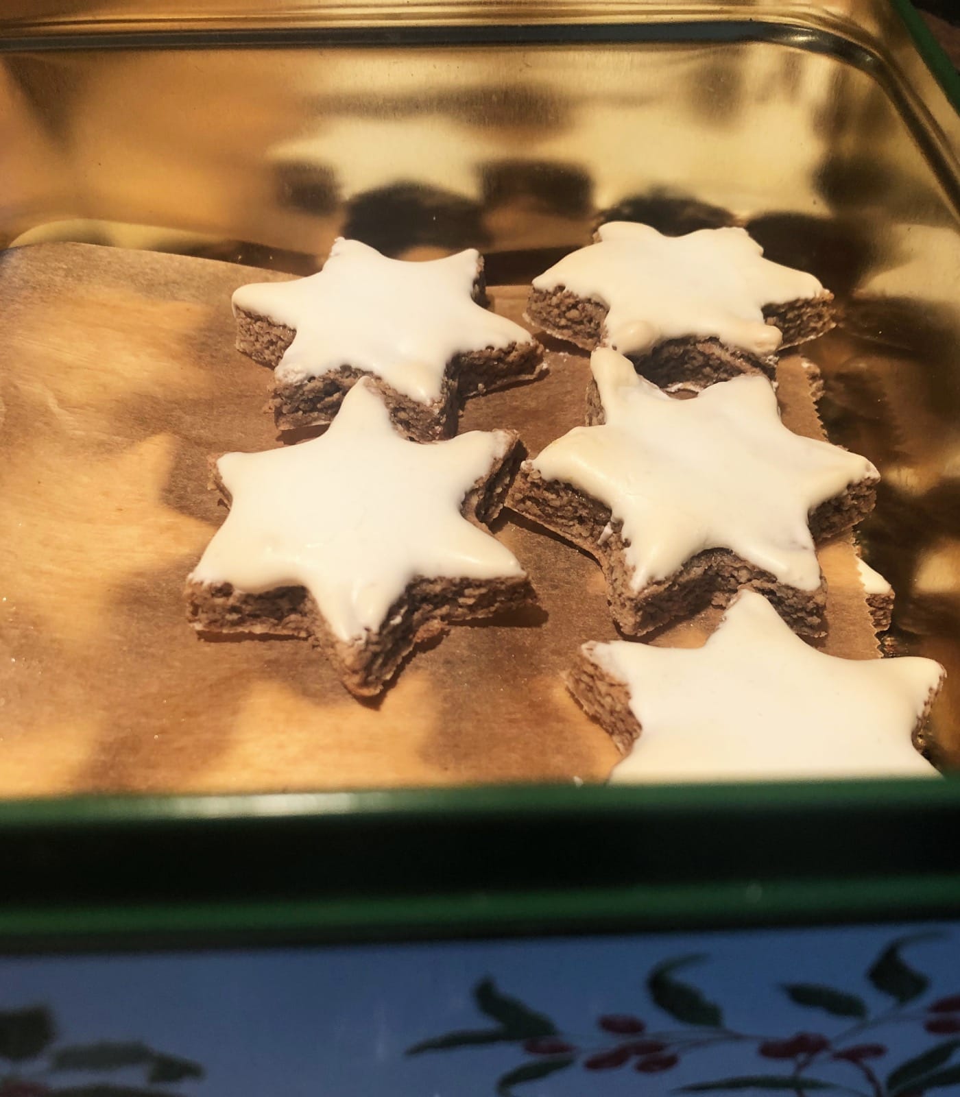 Backen mit Kindern für Weihnachten: Kekse in Blechdose aufbewahren // HIMBEER