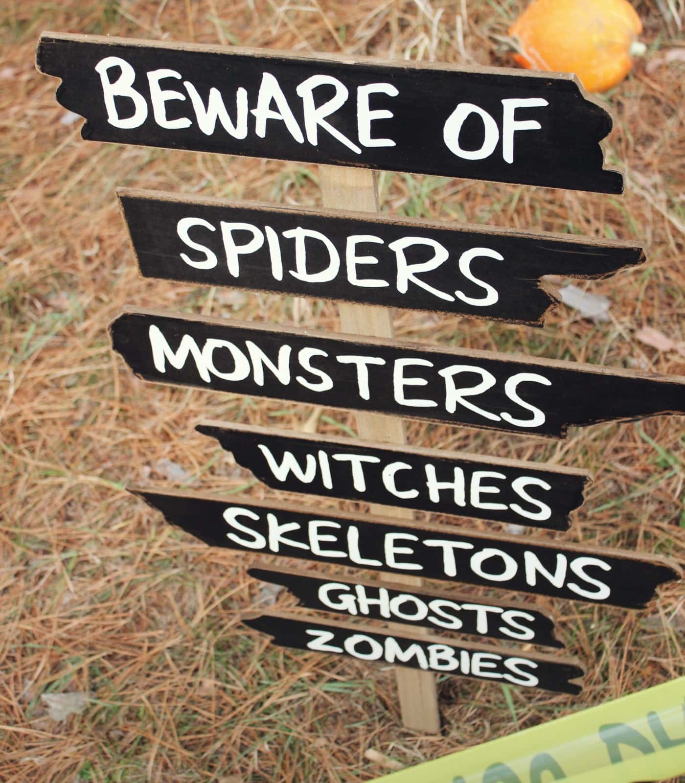 Halloween mit Kindern: Beware pf spiders, monsters, witches, skeletons ... // HIMBEER