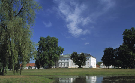 Ausflugsziel für kulturell interessierte Familien: Schloss Neuhardenberg // HIMBEER