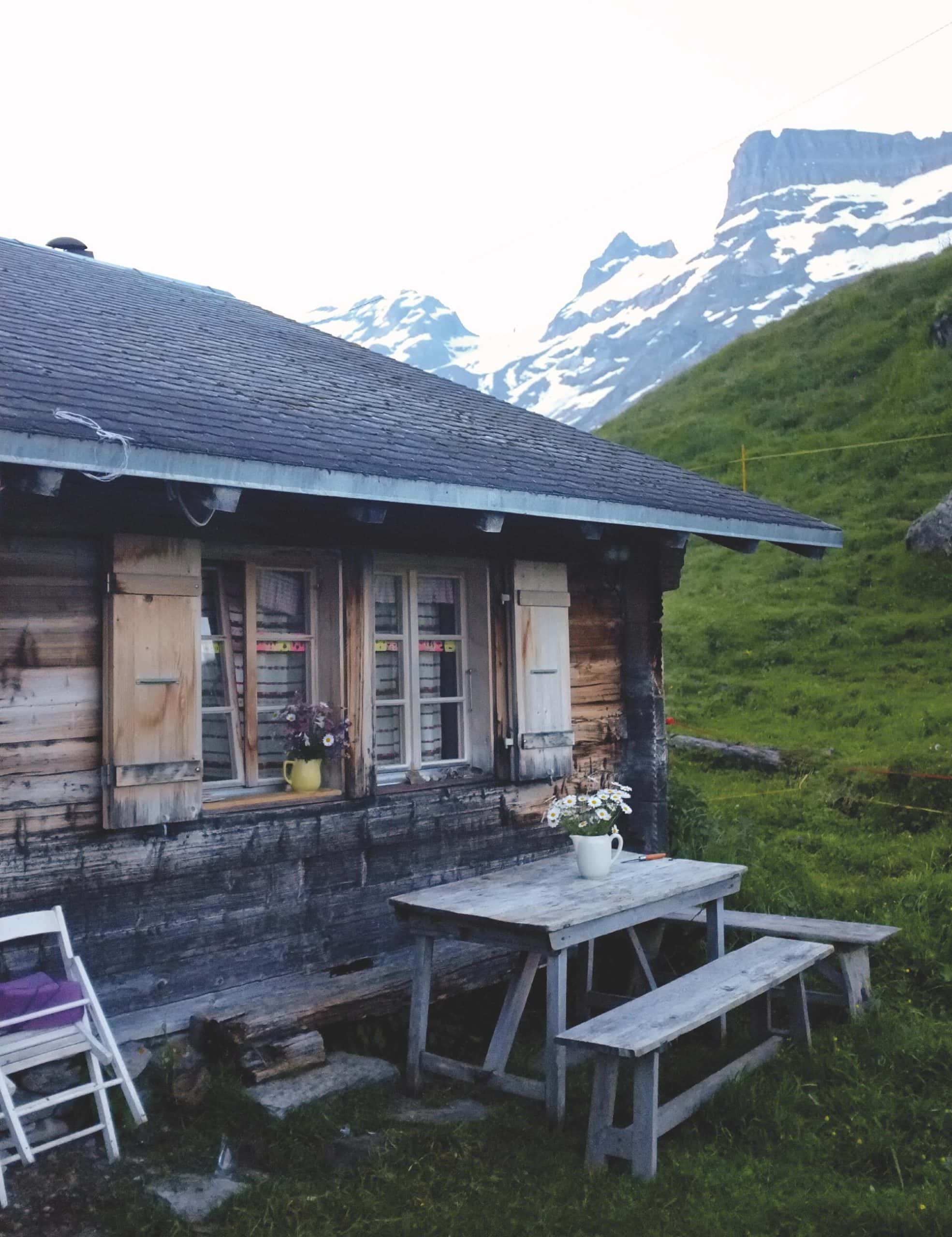 Auszeit auf der Alp mit Kindern – Engstenalp in der Schweiz, Berner Oberland – Bank vor der Hütte // HIMBEER