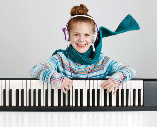 Die siebenjährige Taja spielt Klavier // HIMBEER