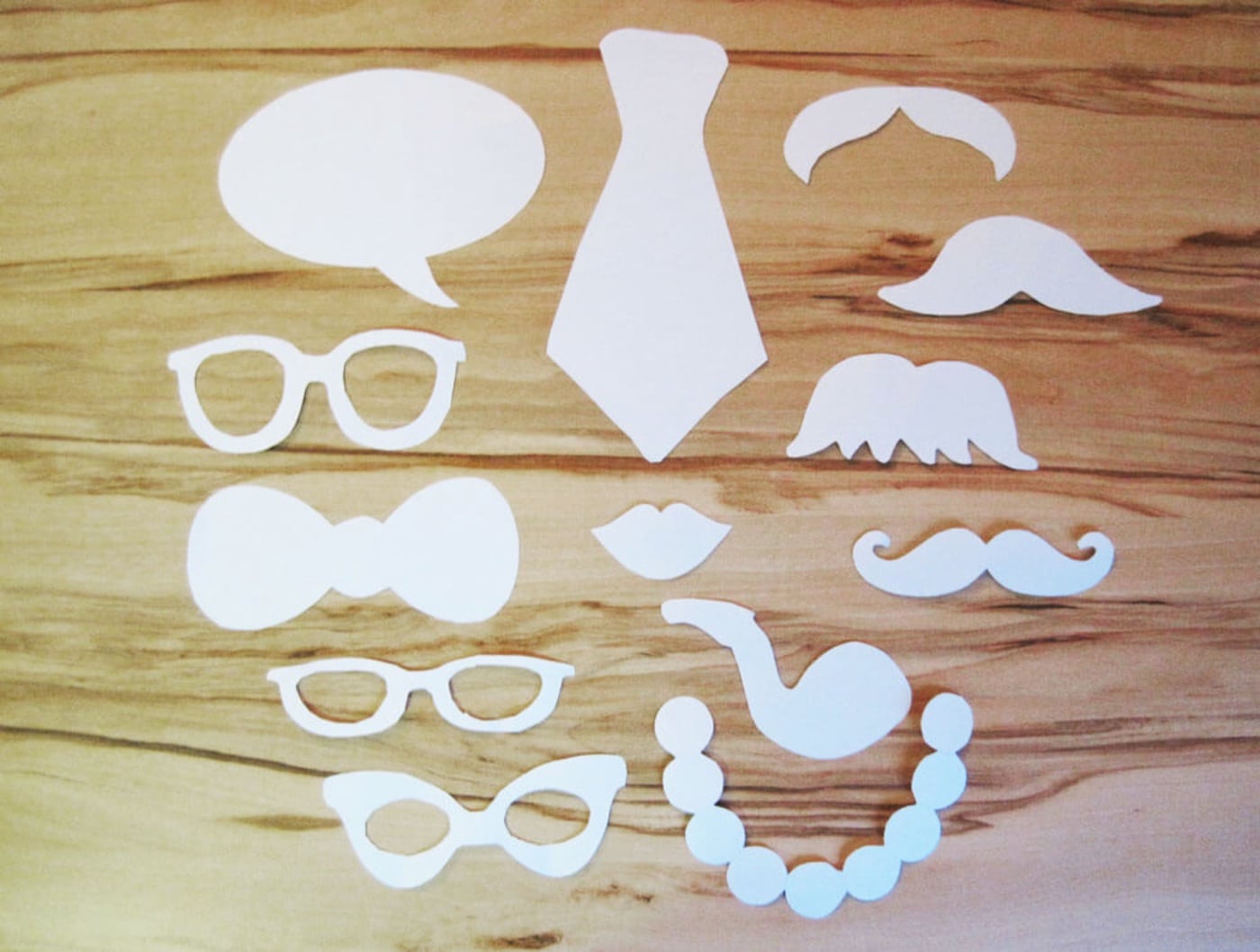 DIY-Projekt für Kinder: Schnurrbart, Brille & Co basteln zu Fasching oder Kindergeburtstag: Schablonen // HIMBEER