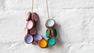 DIY-Idee für Kinder: Bunte Herbstketten aus Eicheln basteln // HIMBEER