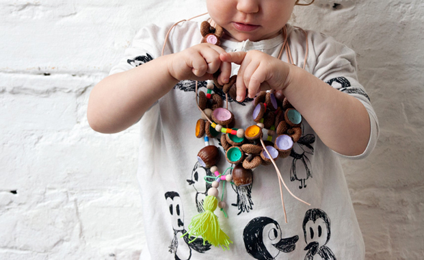 DIY-Idee für Kinder: Bunte Herbstketten aus Eicheln basteln // HIMBEER