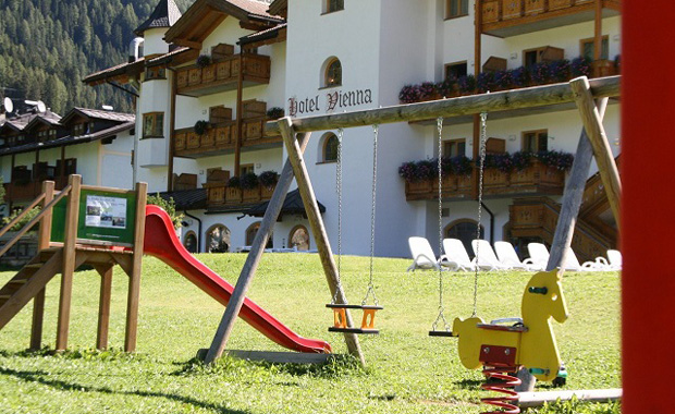 Familienhotel In San Martino Di Castrozza, Im Trentino // Himbeer