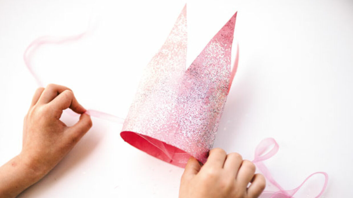 DIY für Kindergeburtstag: Funkelnde Glitterkrone // HIMBEER