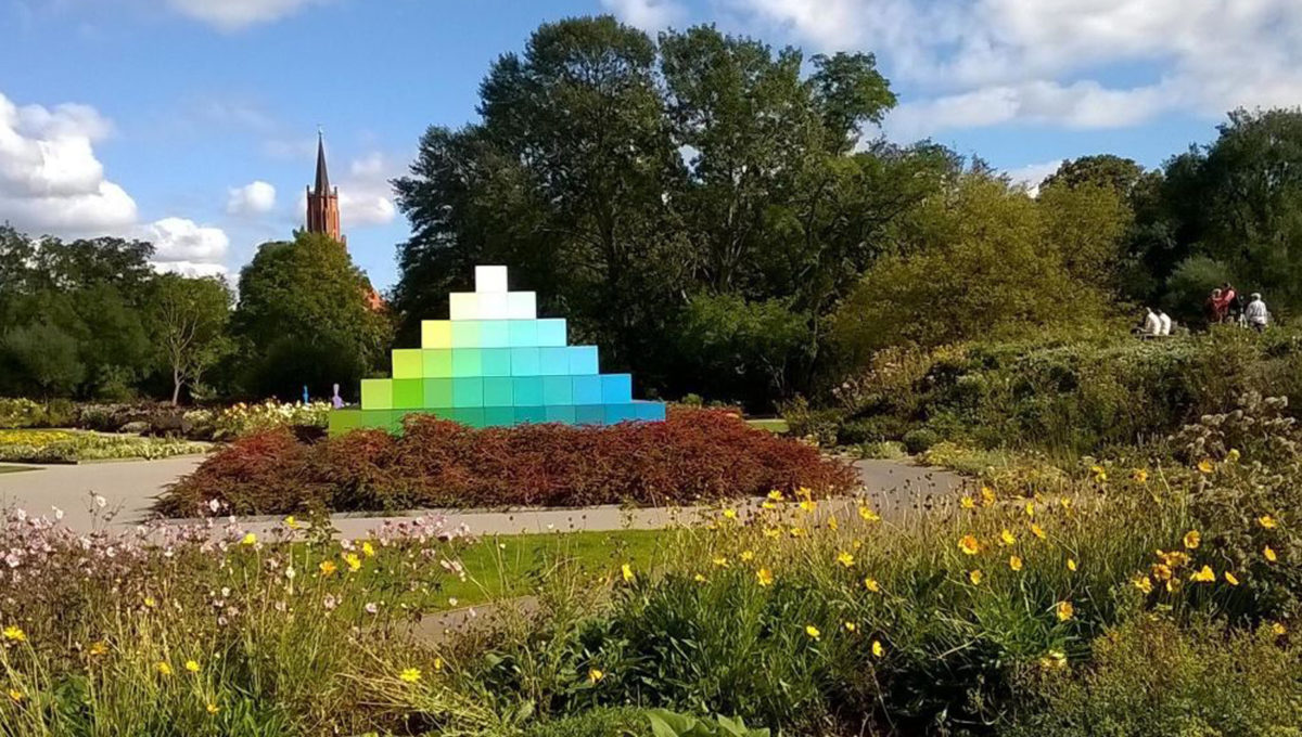 Farbpyramide Mit Regenbogenbeeten Optikskulpturen Sankt Marien Andreas Kirche Foto C Optikpark Rathenow