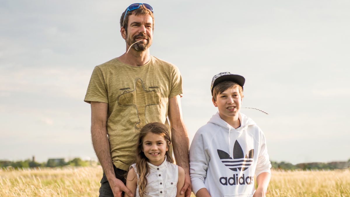 Vater und Kinder: Clemens mit Tochter Alma und Sohn Jonathan // HIMBEER