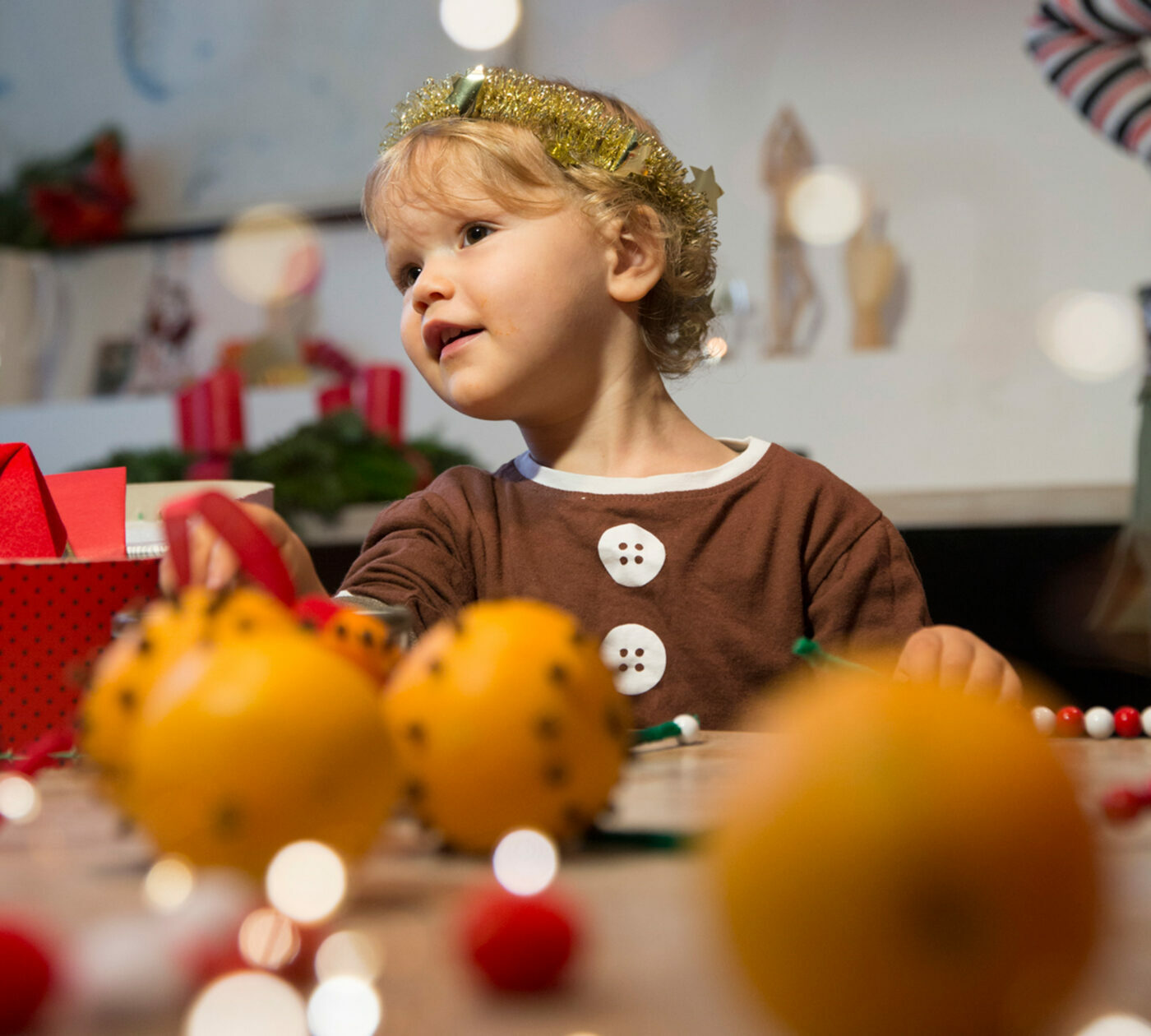 DIY-Tipps Weihnachten mit Kindern: Duftorangen selber machen // HIMBEER