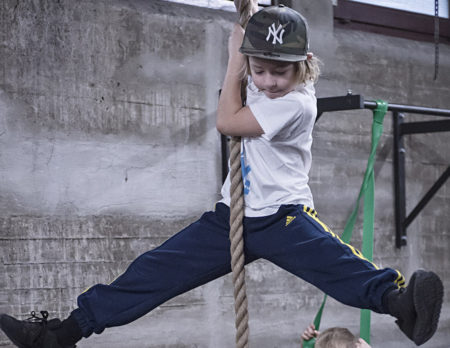 Kletternder Junge in der Flying Steps Academy | BERLIN MIT KIND