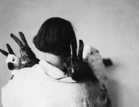 Christa von Hatvany-Winsloe mit ihren Kaninchen | berlinmitkind.de