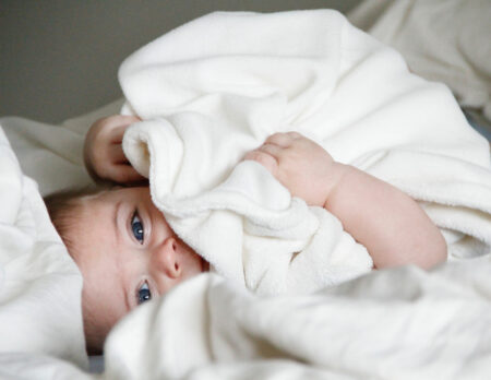 Über Das Leben Mit Babys: Baby Entspannt Eingekuschelt Im Bett // Himbeer