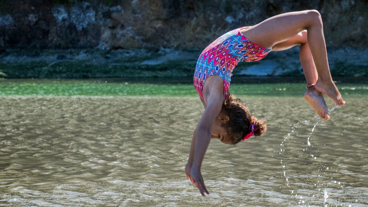 Kindersport: Mädchen Salto im Wasser / HIMBEER