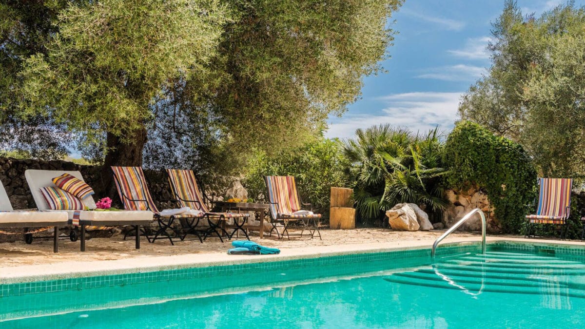 Pool Und Liegestuehle Der Finca Auf Mallorca