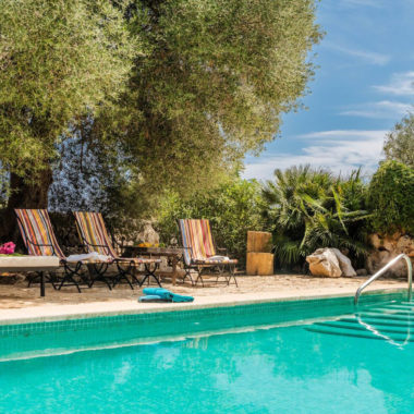 Pool Und Liegestuehle Der Finca Auf Mallorca