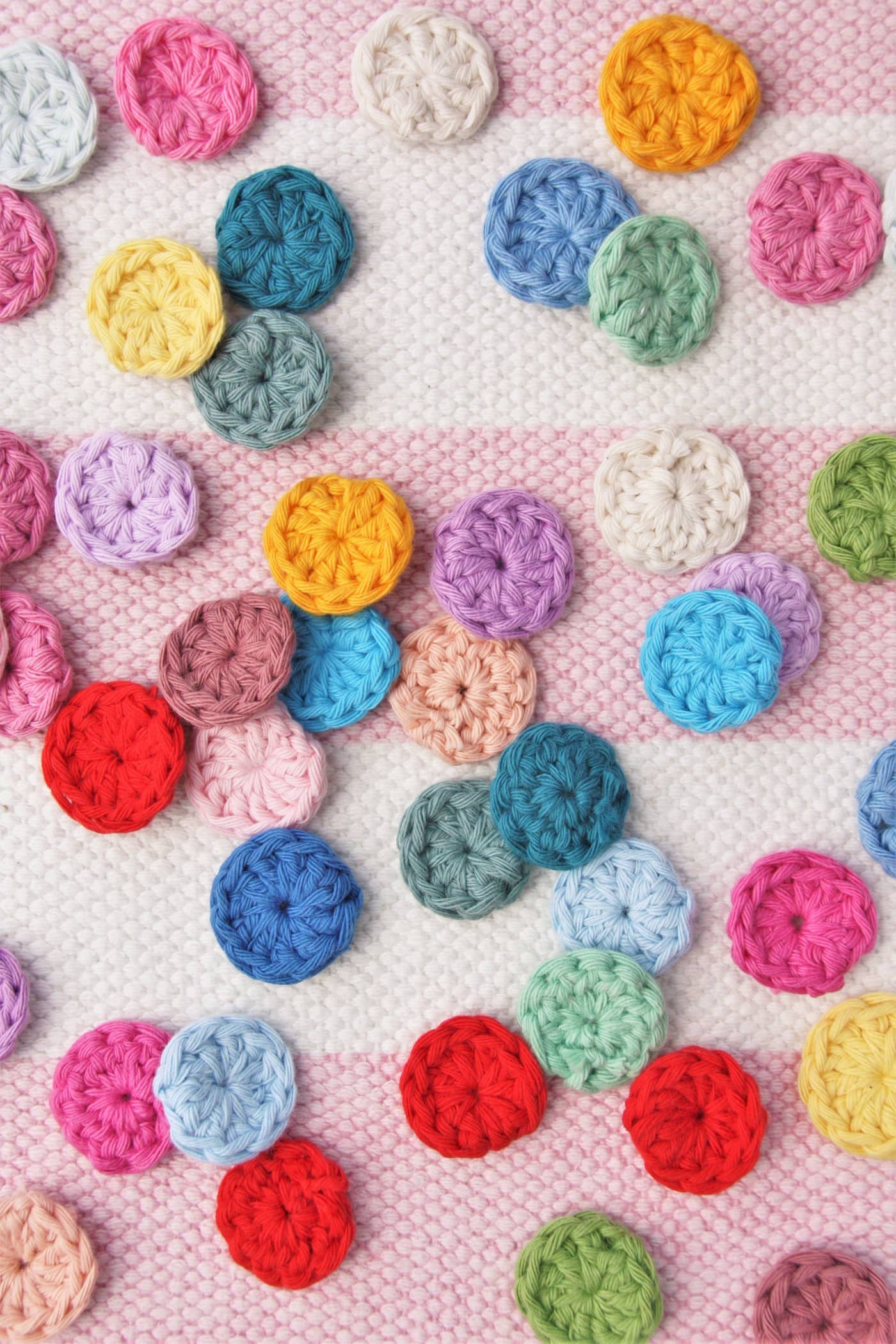 viele bunte Häkelkonfetti