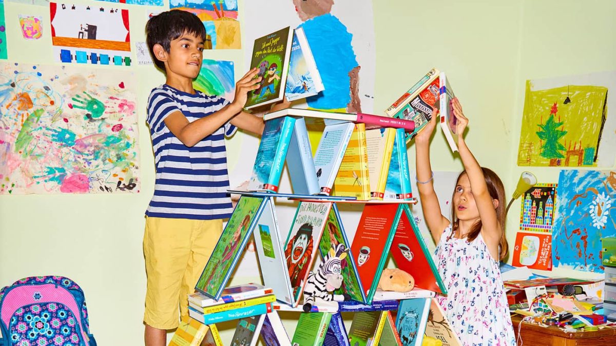 Kinder bauen einen Turm aus Büchern, Internationales LiteraturFestival Berlin // HIMBEER