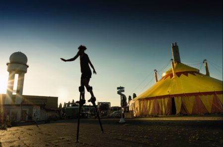 Auf stelzen auf dem Tempelhofer Feld beim Zirkus CABUWAZI // HIMBEER