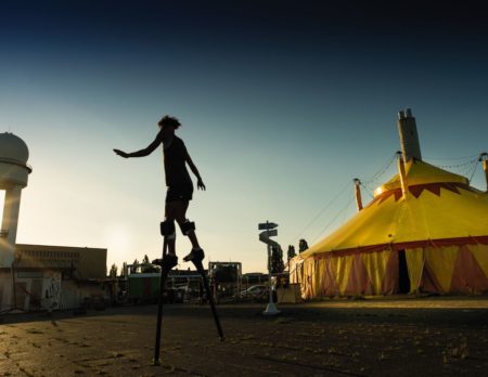 Auf stelzen auf dem Tempelhofer Feld beim Zirkus CABUWAZI // HIMBEER