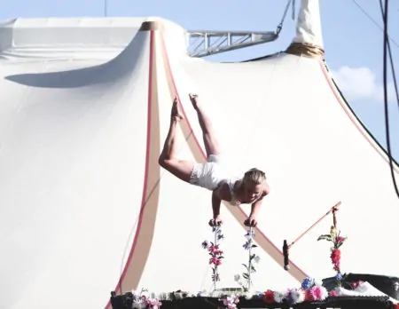 Akrobatik Vor Dem Zirkuszelt // Himbeer