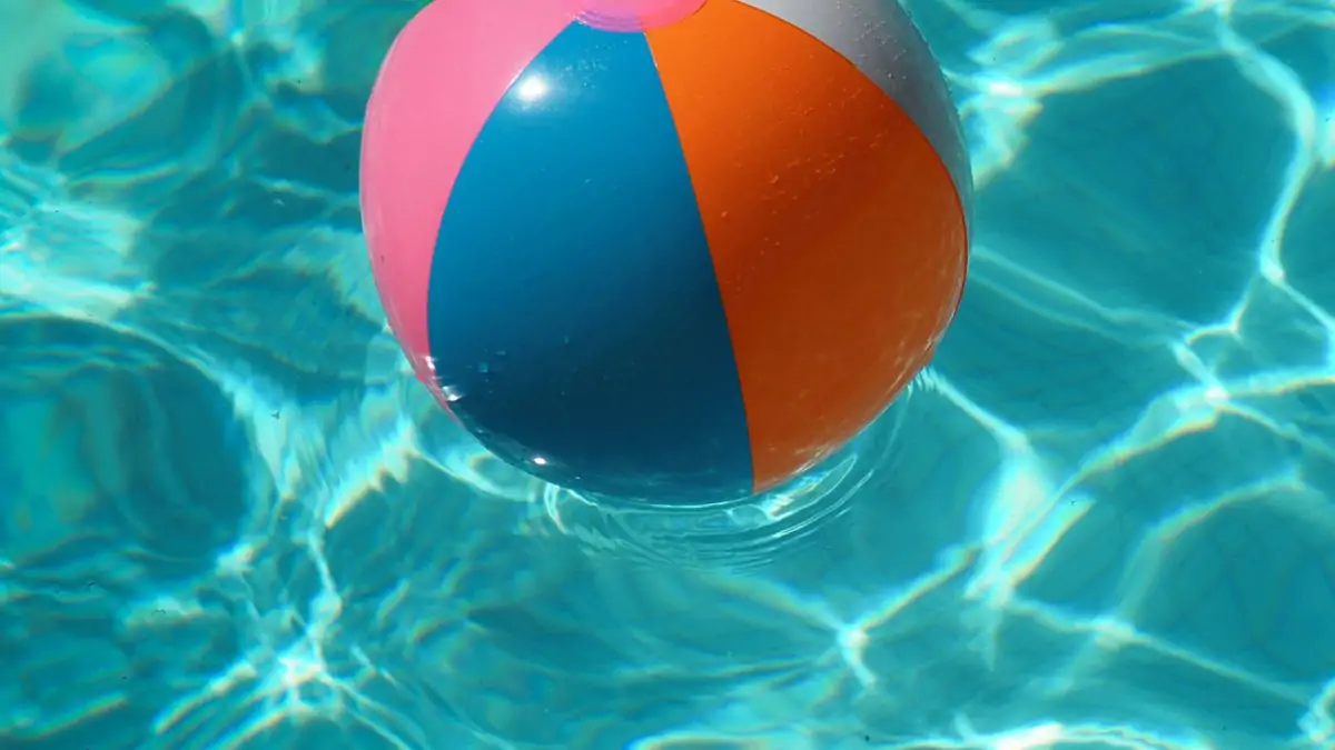 Sommerbad-Saison: Wasserball Im Pool // Himbeer