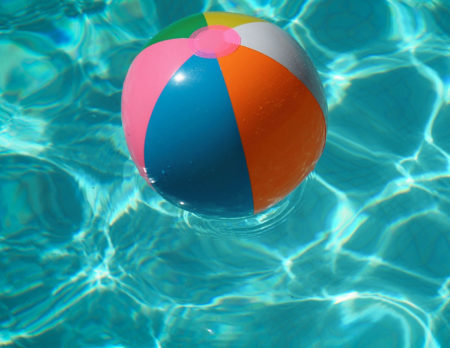 Sommerbad-Saison: Wasserball im Pool // HIMBEER