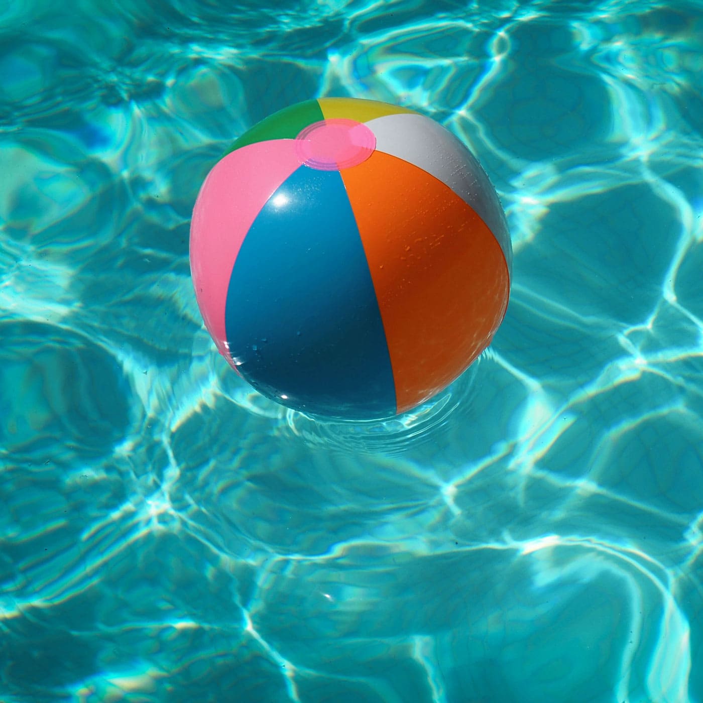 Sommerbad-Saison: Wasserball Im Pool // Himbeer