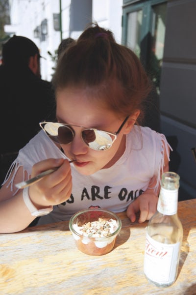 Mädchen isst Pudding // HIMBEER