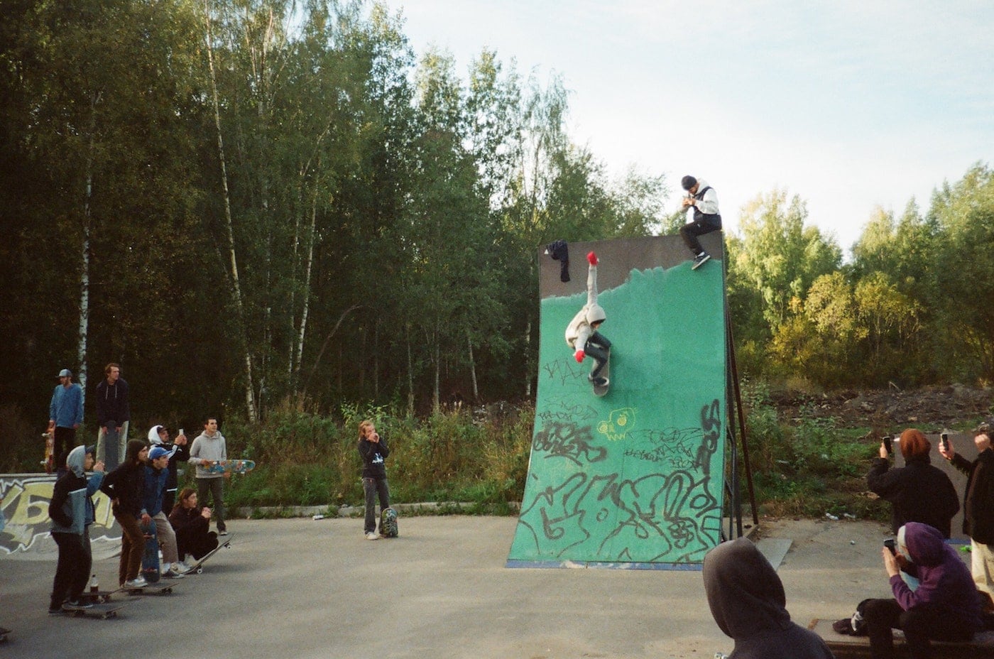 Skatboardkurs für Kinder in der Skatehalle Berlin in den Herbstferien Ferienkurse Sport c Aleksandr Neplokhov // HIMBEER