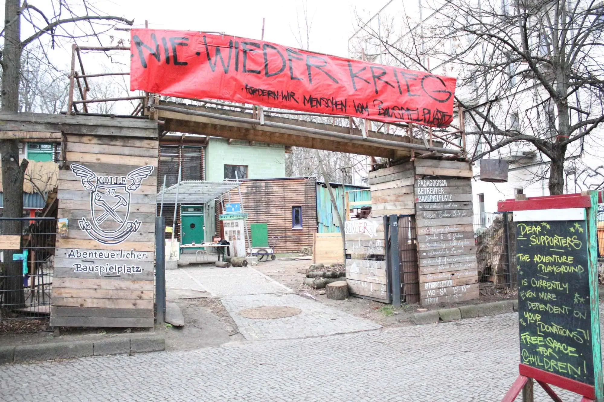 Eingang Zum Abenteuerspielplatz Kolle37 // Himbeer