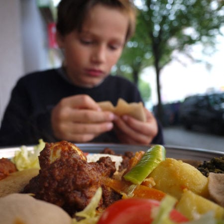 Mit-Kindern-essen-gehen-in-Berlin-Äthopisch-c-Adrian-Grunert