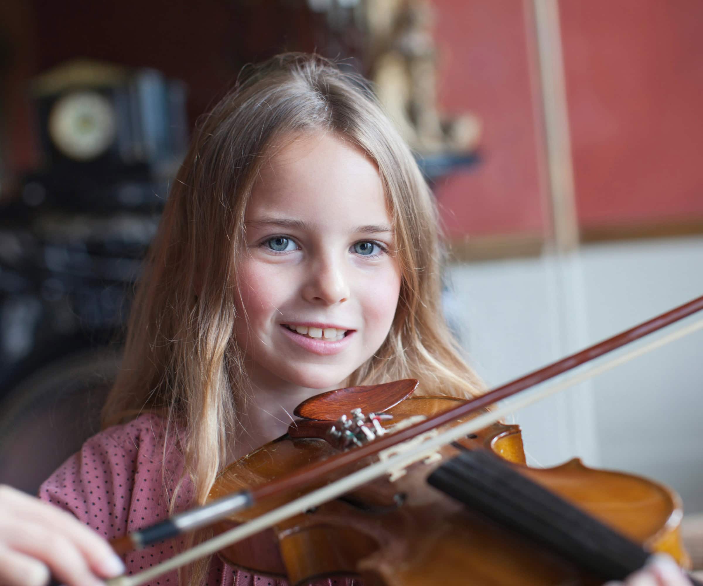 Wie Man Kinder Zum Üben Motiviert, Wenn Sie In Instrument Lernen – Mädchen Beim Geige Spielen