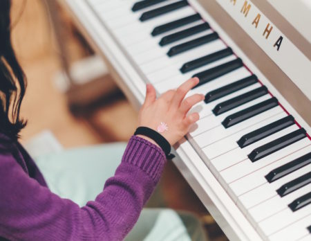 Klavierspielendes Kind: Wie man Kinder zum Üben motiviert // HIMBEER