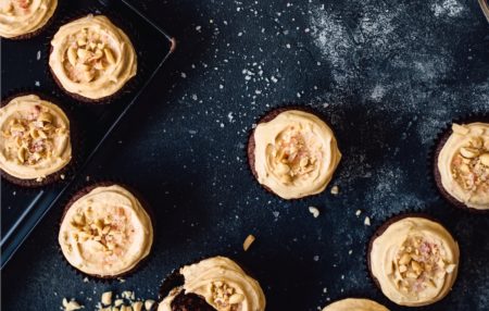 Salzige Erdnuss Cupcakes // Himbeer