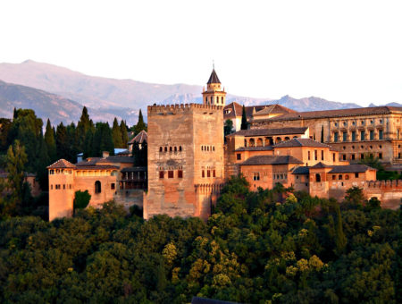 Top-Familienurlaubsziel-Granada-Alhambra-c-victoriano-izquierdo-unsplash