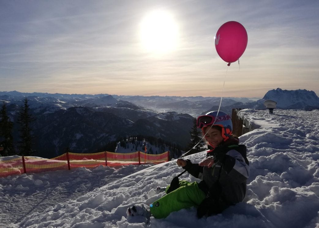 Großer Skispaß für die ganze Familie im Familienskigebiet Steinplatte in Österreich // HIMBEER