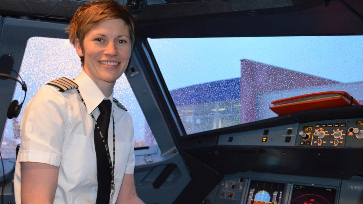 easyJet-Pilotin Stine Andersen unterstützt den Internationalen Frauentag // HIMBEER