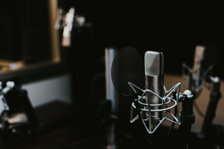 Top 10 Podcasts aus Berlin: Aufnahmestudio mit Mikrophon // HIMBEER