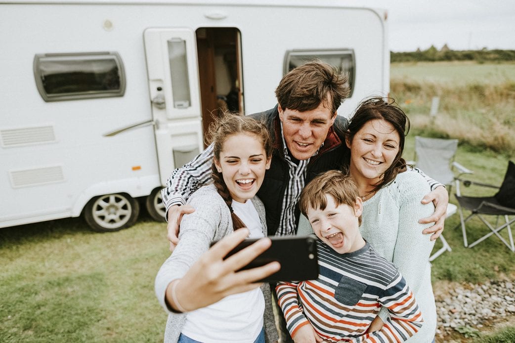 Abenteuer im Wohnmobil: 5 Gründe für Camping mit Kindern // HIMBEER