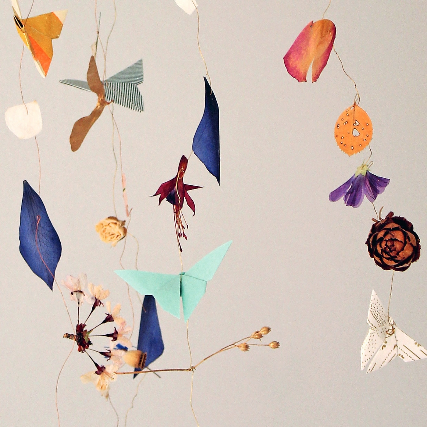 Diy-Mobile Mit Schmetterlingen Aus Origami-Papier Und Naturmaterialien // Himbeer