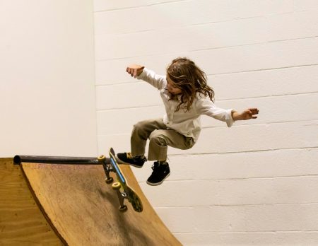 Ferienkurse für Kinder in den Herbstferien in Berlin 2019 Skatehalle Berlin c Evan Dworkin // HIMBEER