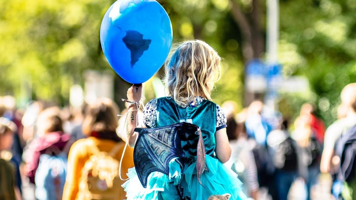 Klimastreik - Mädchen mit Luftballon