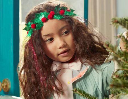 Nikolaus-Geschenke für Kinder: Baumschmuck – Mädchen am Weihnachtsbaum // HIMBEER