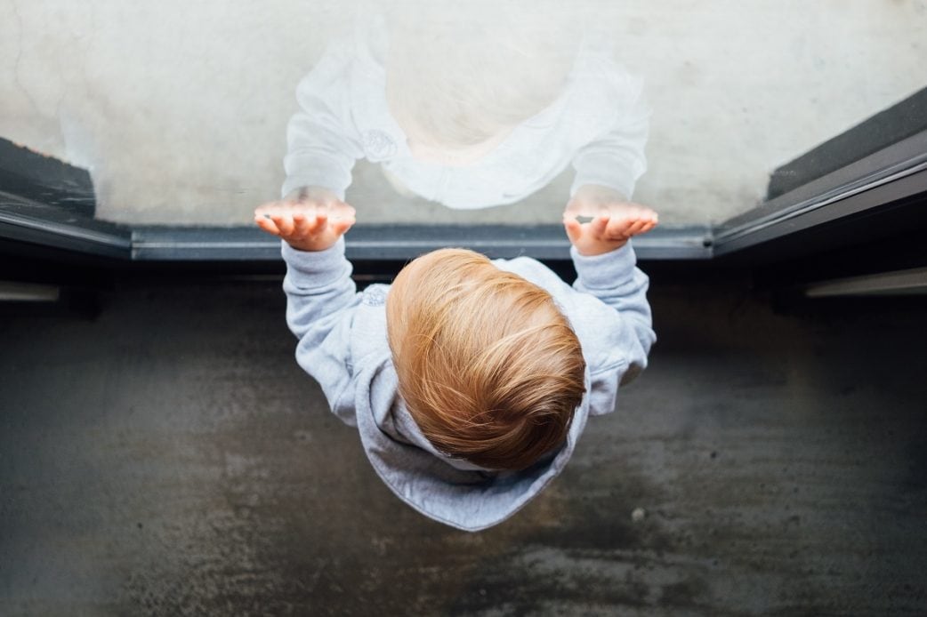 Autonomiephase, Kleinkindalter, Sarah Niedermeier, kleines Kind, Scheibe, unsplash // München mit Kind