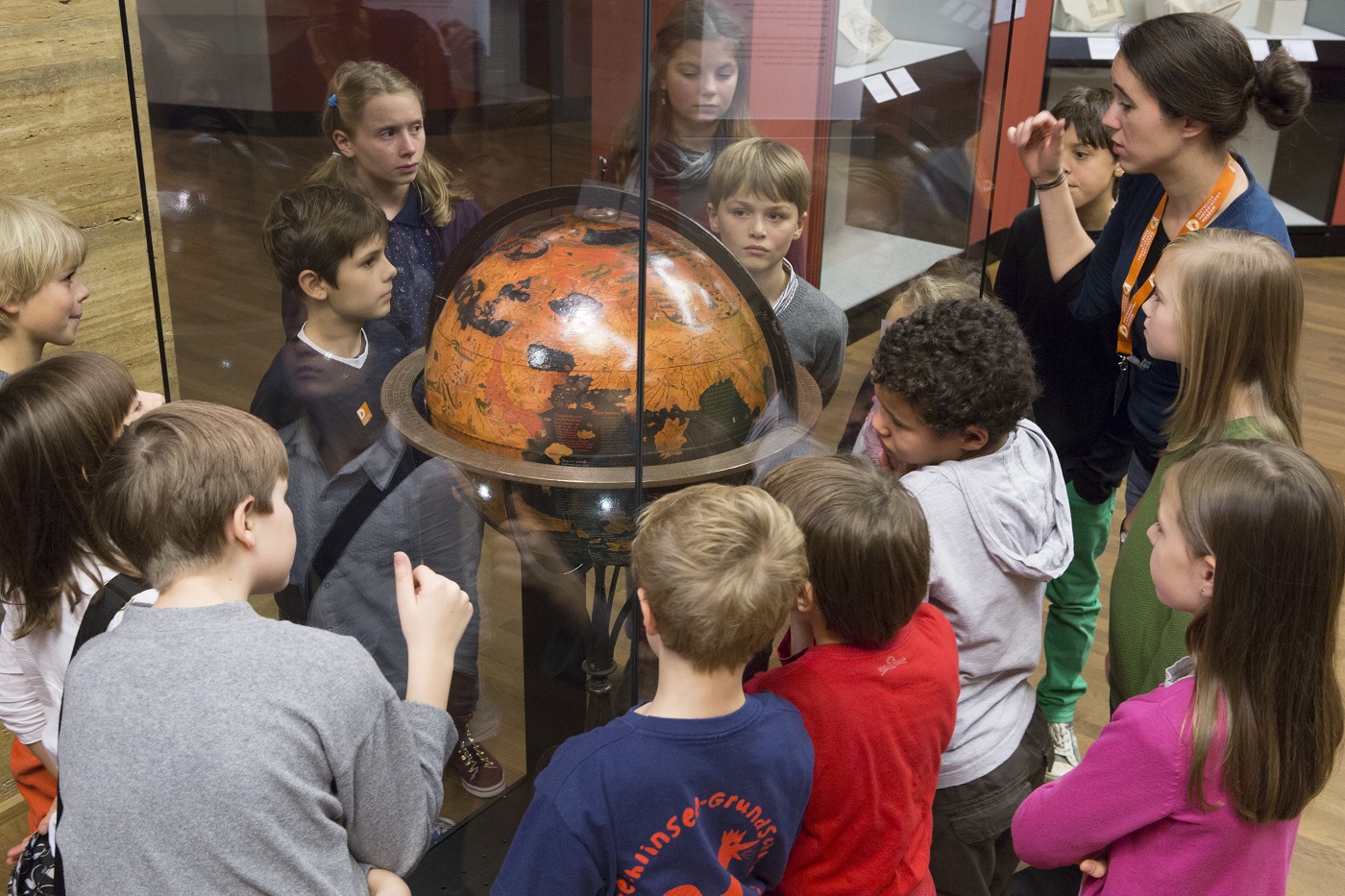 Kinder Begutachten Globus Im Deutschen Historischen Museum // Himbeer