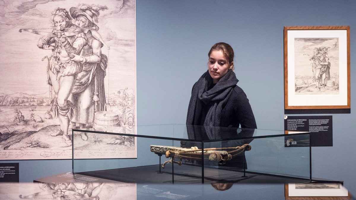 Mädchen Betrachtet Armbrust Im Deutschen Historischen Museum // Himbeer