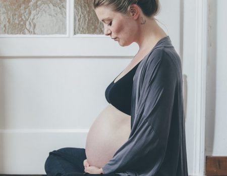Babybauch, schwanger, Portrait, pränatale Bindungsanalyse, yoga
