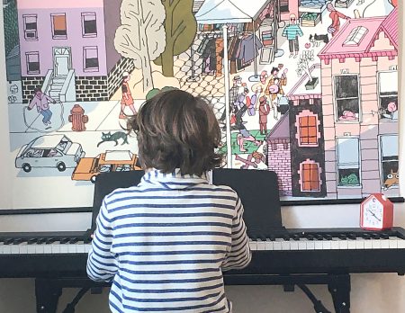 Sechs Wochen Homeoffice und Homeschooling: Kind beim Klavierunterricht per Videochat // HIMBEER